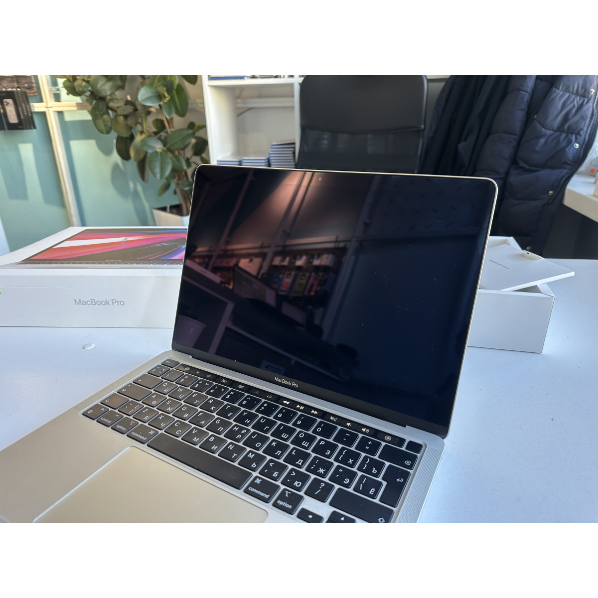 Купить MacBook Pro 13 2020 M1 8Гб/512Гб Серебристый Б/У